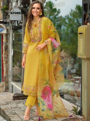 Women Floral Embroidered Regular Thread Work Kurta with Trousers & With Dupatta 4