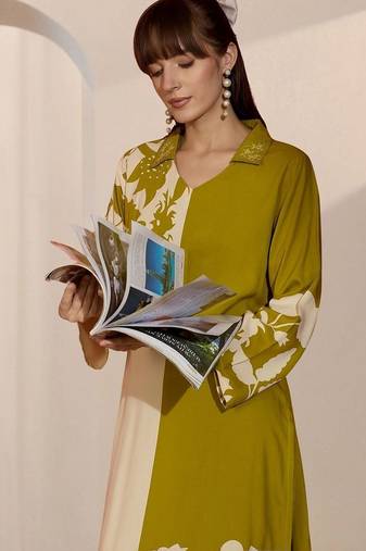 Women Floral Printed Regular Kurta with Trousers