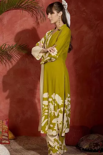 Women Floral Printed Regular Kurta with Trousers