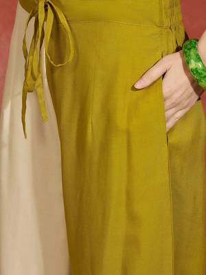 Women Floral Printed Regular Kurta with Trousers 3
