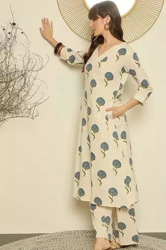 Women Floral Printed Regular Thread Work Kurta with Palazzos