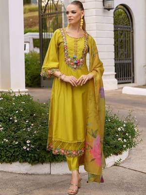 Women Floral Embroidered Regular Thread Work Liva Kurta with Trousers & With Dupatta 1