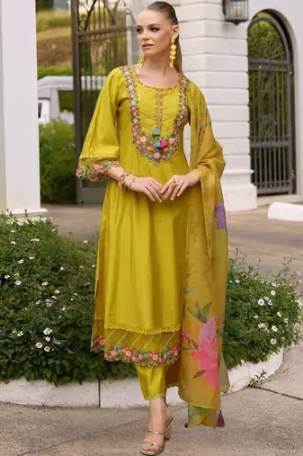 Women Floral Embroidered Regular Thread Work Liva Kurta with Trousers & With Dupatta