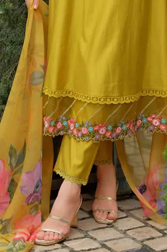 Women Floral Embroidered Regular Thread Work Liva Kurta with Trousers & With Dupatta