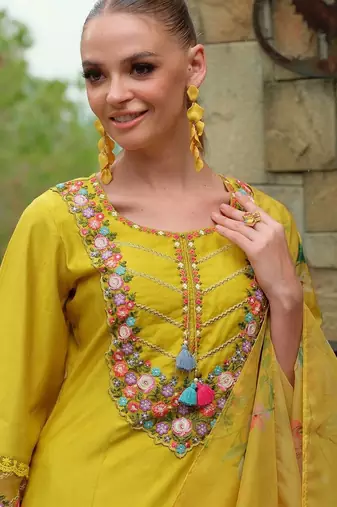 Women Floral Embroidered Regular Thread Work Liva Kurta with Trousers & With Dupatta