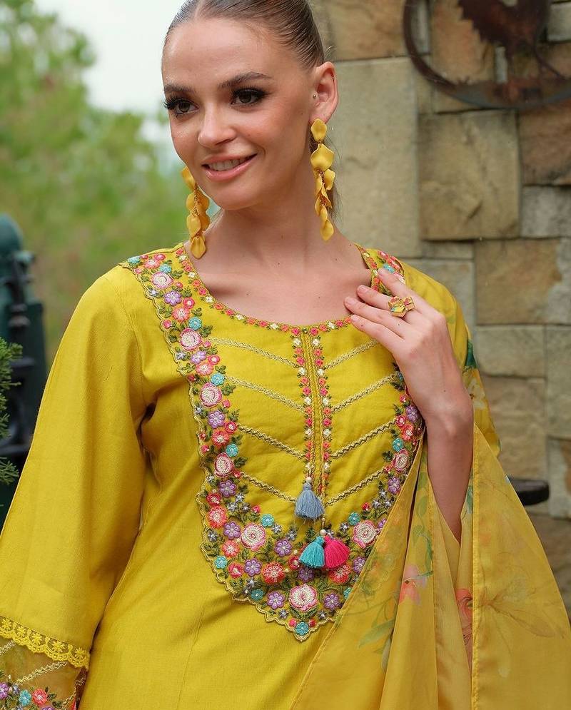 Women Floral Embroidered Regular Thread Work Liva Kurta with Trousers & With Dupatta