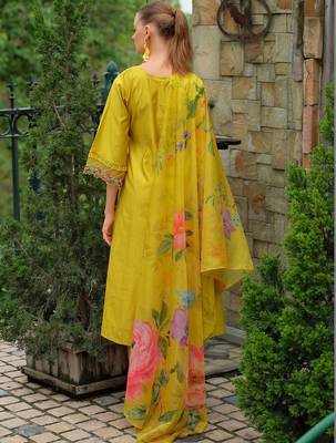 Women Floral Embroidered Regular Thread Work Liva Kurta with Trousers & With Dupatta 4