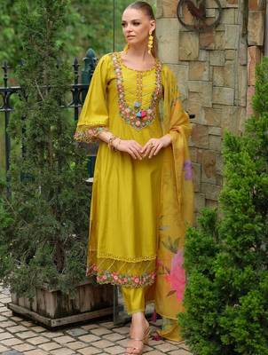 Women Floral Embroidered Regular Thread Work Liva Kurta with Trousers & With Dupatta 6