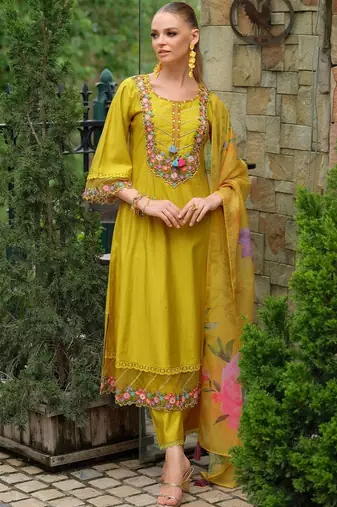 Women Floral Embroidered Regular Thread Work Liva Kurta with Trousers & With Dupatta