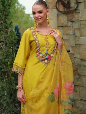 Women Floral Embroidered Regular Thread Work Liva Kurta with Trousers & With Dupatta 7