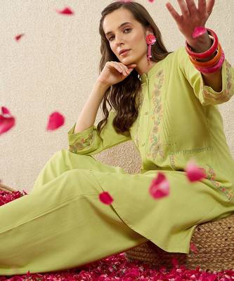 Women Floral Embroidered Regular Thread Work Kurta with Trousers 1
