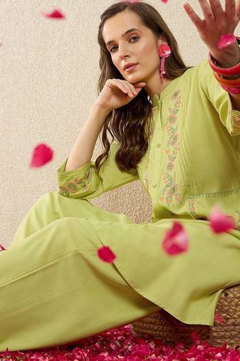 Women Floral Embroidered Regular Thread Work Kurta with Trousers