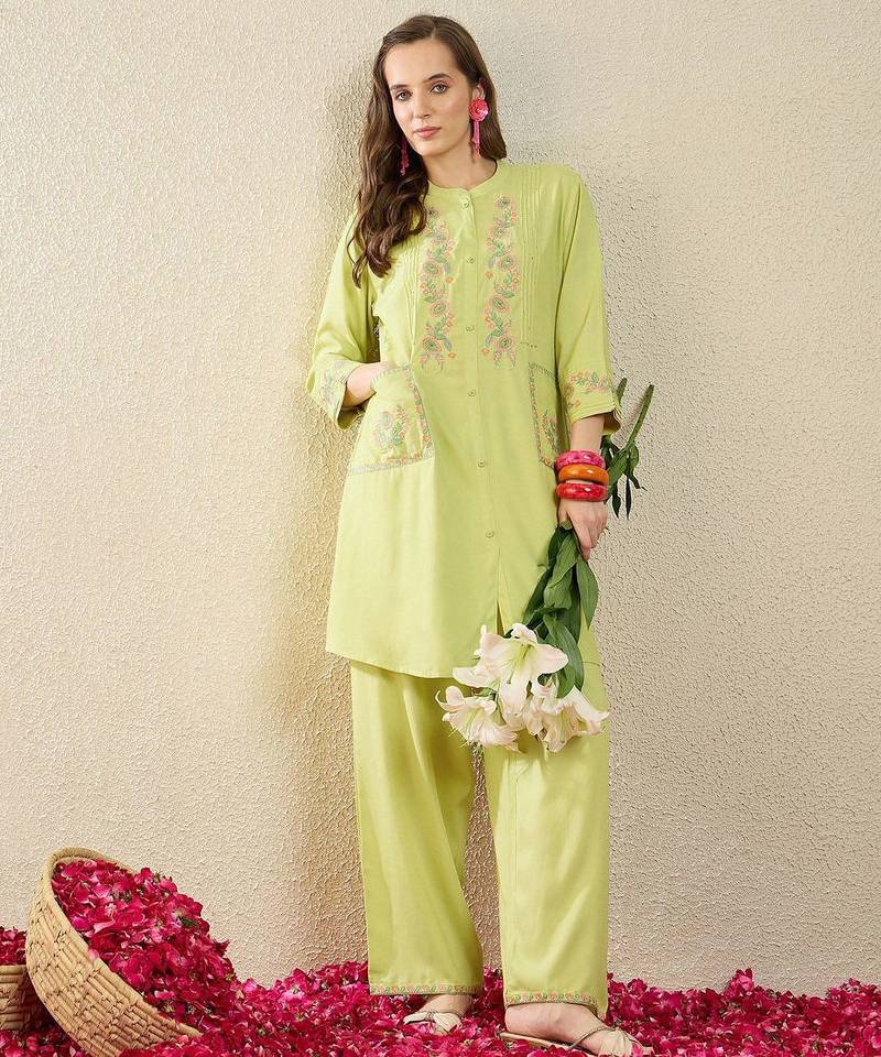 Women Floral Embroidered Regular Thread Work Kurta with Trousers