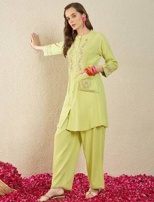 Women Floral Embroidered Regular Thread Work Kurta with Trousers 5