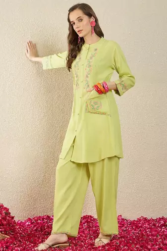 Women Floral Embroidered Regular Thread Work Kurta with Trousers