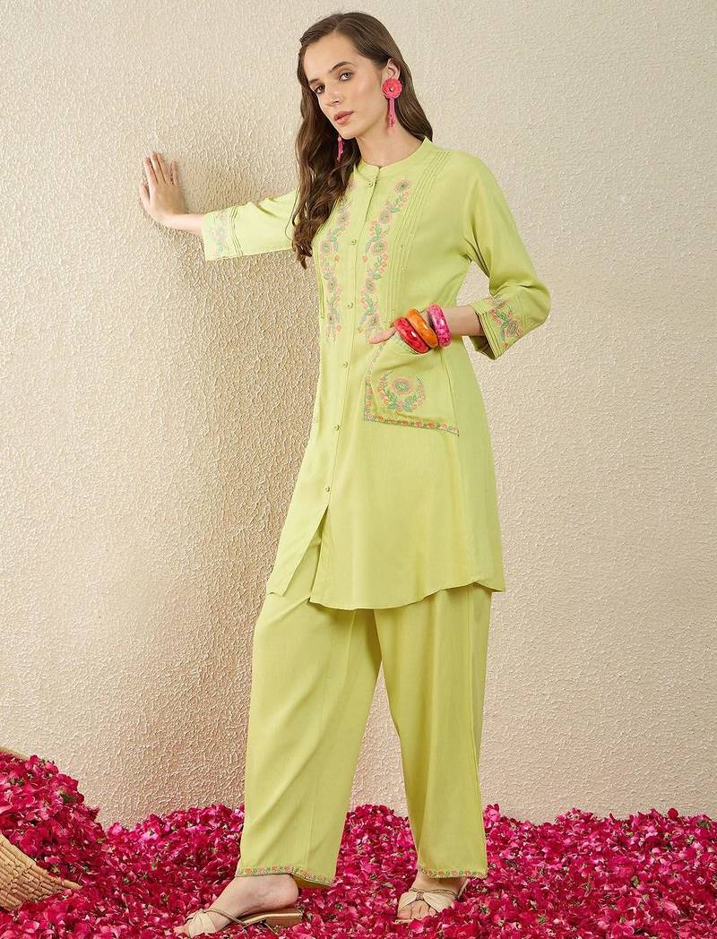 Women Floral Embroidered Regular Thread Work Kurta with Trousers