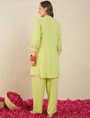 Women Floral Embroidered Regular Thread Work Kurta with Trousers 6