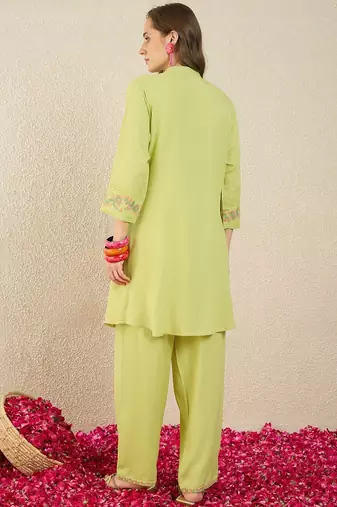 Women Floral Embroidered Regular Thread Work Kurta with Trousers