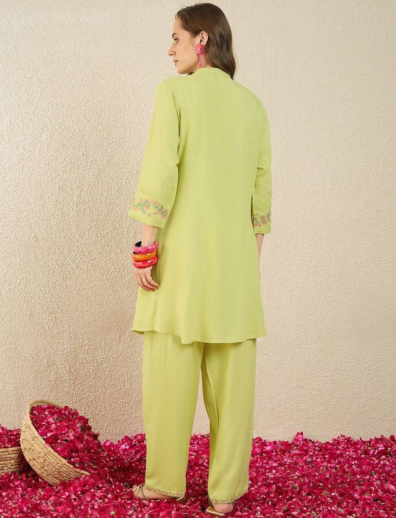 Women Floral Embroidered Regular Thread Work Kurta with Trousers