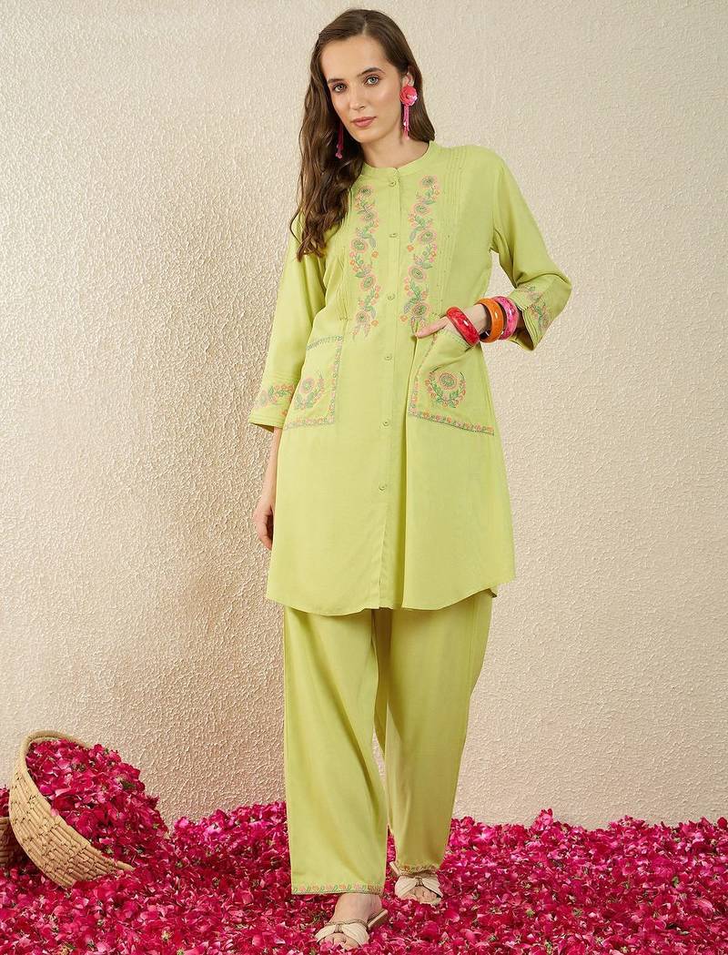 Women Floral Embroidered Regular Thread Work Kurta with Trousers