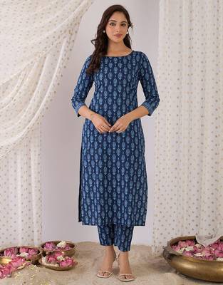 Women Ethnic Motifs Printed  Cotton Kurta with Trousers 1