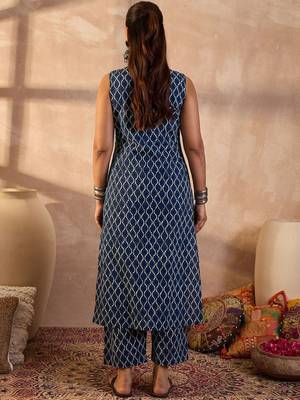 Women Geometric Printed Regular Pure Cotton Kurta with Trousers 4
