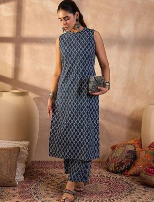 Women Geometric Printed Regular Pure Cotton Kurta with Trousers 5