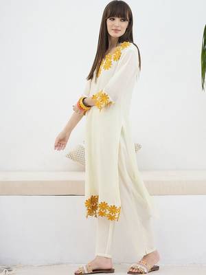 Women Floral Embroidered Cotton Kurta with Trousers 2