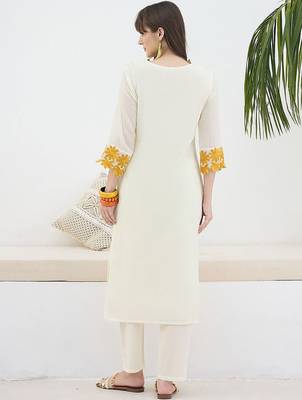 Women Floral Embroidered Cotton Kurta with Trousers 3