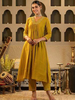 Women Ethnic Motifs Embroidered Chanderi Silk Kurta with Trousers 1