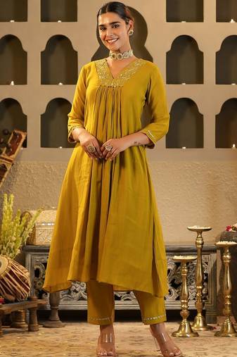Women Ethnic Motifs Embroidered Chanderi Silk Kurta with Trousers