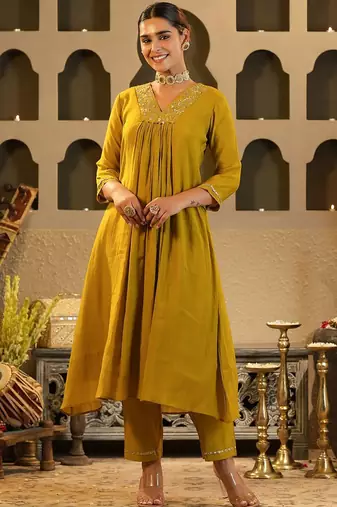 Women Ethnic Motifs Embroidered Chanderi Silk Kurta with Trousers