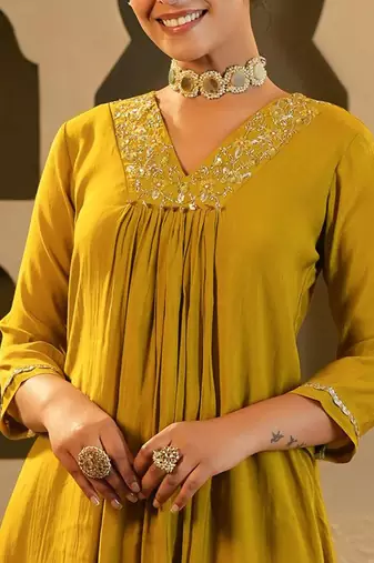 Women Ethnic Motifs Embroidered Chanderi Silk Kurta with Trousers