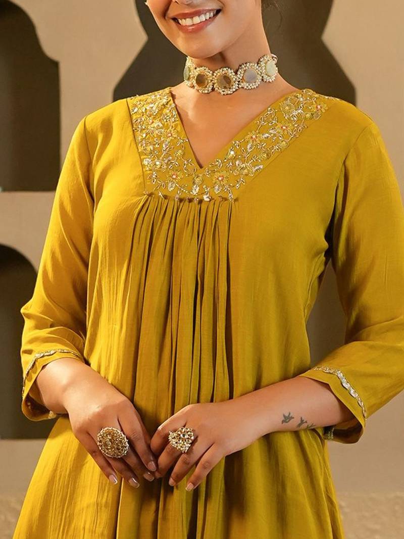 Women Ethnic Motifs Embroidered Chanderi Silk Kurta with Trousers