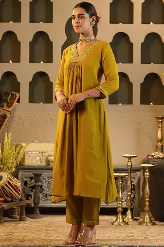 Women Ethnic Motifs Embroidered Chanderi Silk Kurta with Trousers