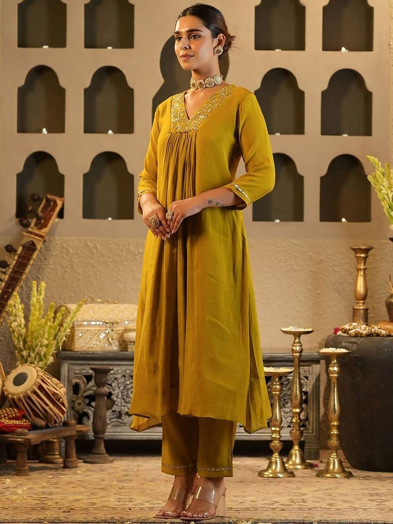 Women Ethnic Motifs Embroidered Chanderi Silk Kurta with Trousers
