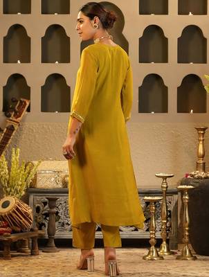 Women Ethnic Motifs Embroidered Chanderi Silk Kurta with Trousers 4