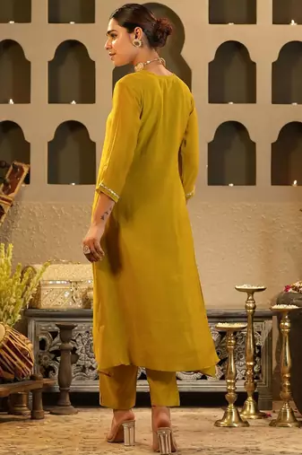 Women Ethnic Motifs Embroidered Chanderi Silk Kurta with Trousers