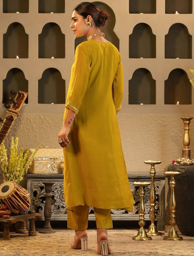 Women Ethnic Motifs Embroidered Chanderi Silk Kurta with Trousers