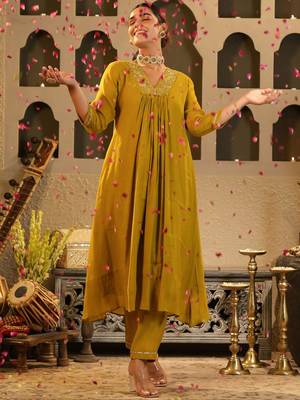 Women Ethnic Motifs Embroidered Chanderi Silk Kurta with Trousers 5