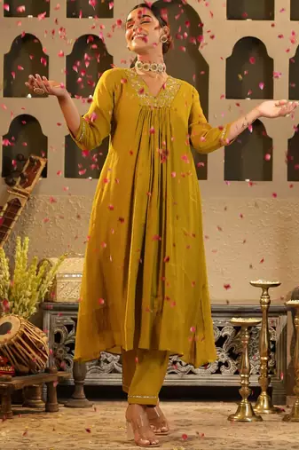 Women Ethnic Motifs Embroidered Chanderi Silk Kurta with Trousers