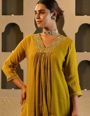 Women Ethnic Motifs Embroidered Chanderi Silk Kurta with Trousers 6