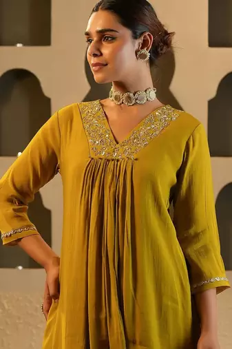 Women Ethnic Motifs Embroidered Chanderi Silk Kurta with Trousers