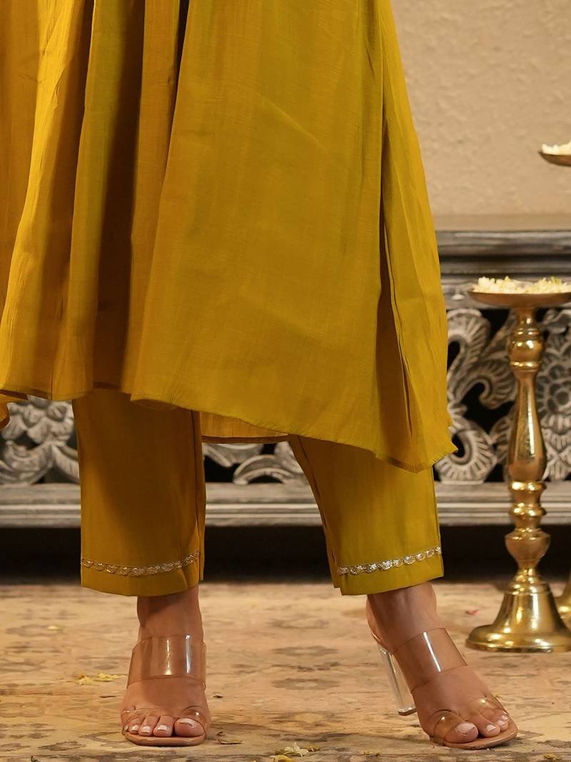 Women Ethnic Motifs Embroidered Chanderi Silk Kurta with Trousers