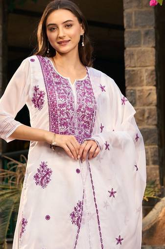 Women Floral Embroidered Regular Thread Work Kurta with Trousers & With Dupatta