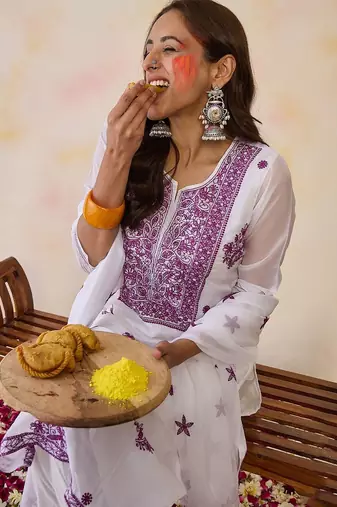 Women Floral Embroidered Regular Thread Work Kurta with Trousers & With Dupatta