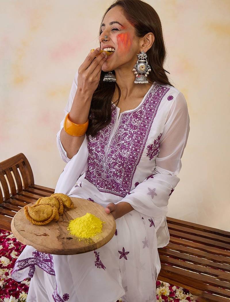 Women Floral Embroidered Regular Thread Work Kurta with Trousers & With Dupatta