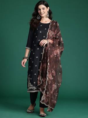 Ethnic Motifs Embroidered Sequinned Kurta With Trousers & Dupatta 7