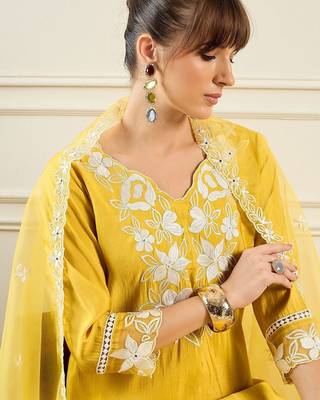 Women Yellow Kurta Sets 2