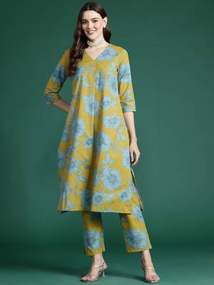 Floral Printed Pleated Kurta with Trousers 2